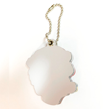 アクリル樹脂をホログラムシート(PET)で加工したアクリルミラーを使用