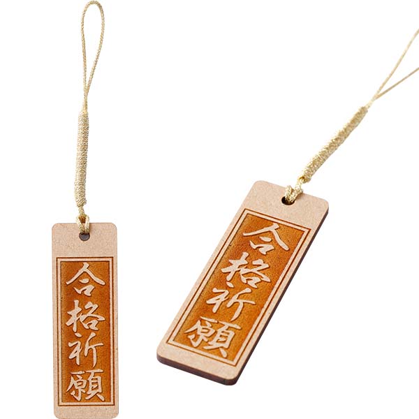 彫刻タイプの木製キーホルダーはデザインにレーザーで焼き色を付けます